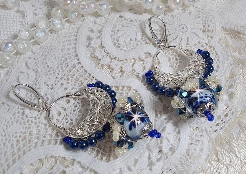BO Lotus Flowers sont mont&eacute;es avec chandeliers demi-lune motif papillons et fleurs, perles de Venise, estampes, coupelles, toupies, rocailles et dormeuses en Argent 925
