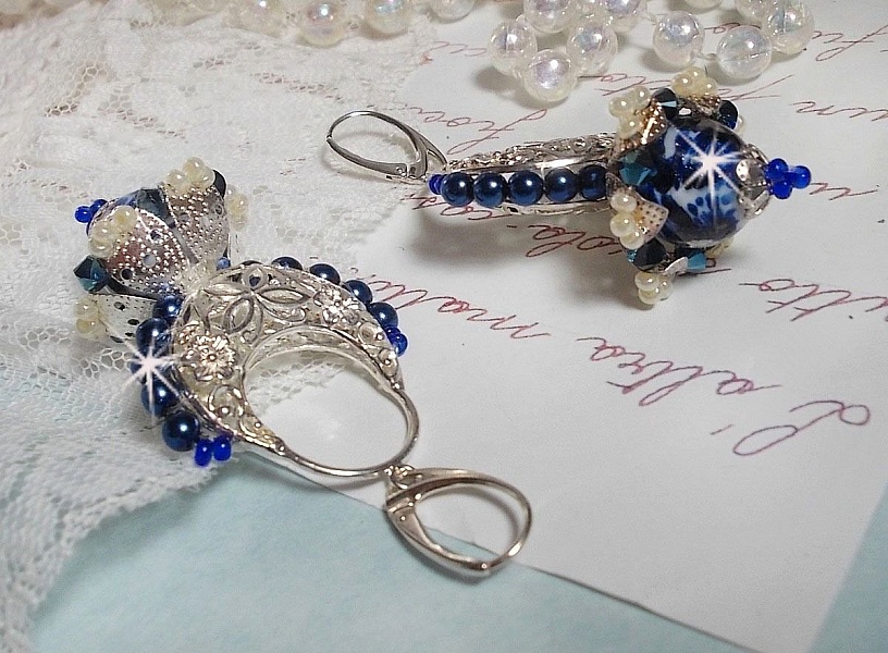 BO Lotus Flowers sont mont&eacute;es avec chandeliers demi-lune motif papillons et fleurs, perles de Venise, estampes, coupelles, toupies, rocailles et dormeuses en Argent 925