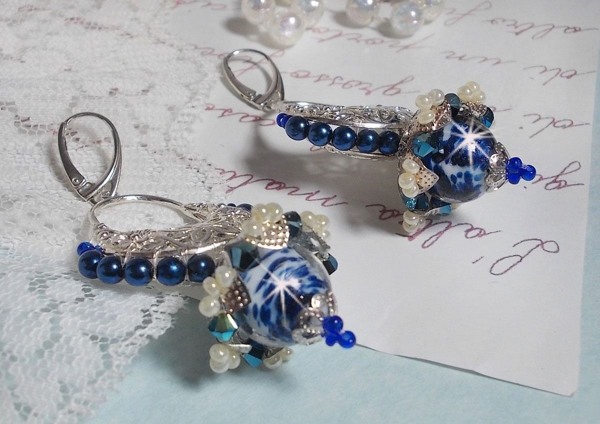 BO Lotus Flowers sont mont&eacute;es avec chandeliers demi-lune motif papillons et fleurs, perles de Venise, estampes, coupelles, toupies, rocailles et dormeuses en Argent 925