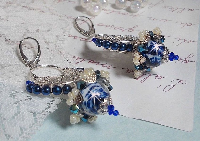 BO Lotus Flowers sont mont&eacute;es avec chandeliers demi-lune motif papillons et fleurs, perles de Venise, estampes, coupelles, toupies, rocailles et dormeuses en Argent 925