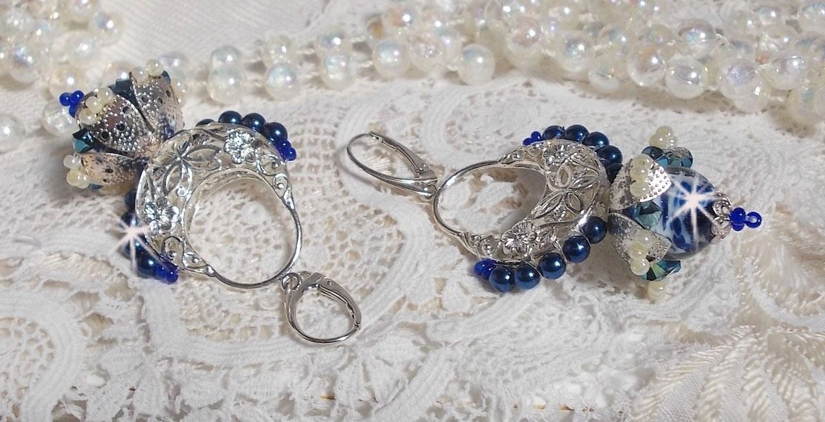 BO Lotus Flowers sont mont&eacute;es avec chandeliers demi-lune motif papillons et fleurs, perles de Venise, estampes, coupelles, toupies, rocailles et dormeuses en Argent 925