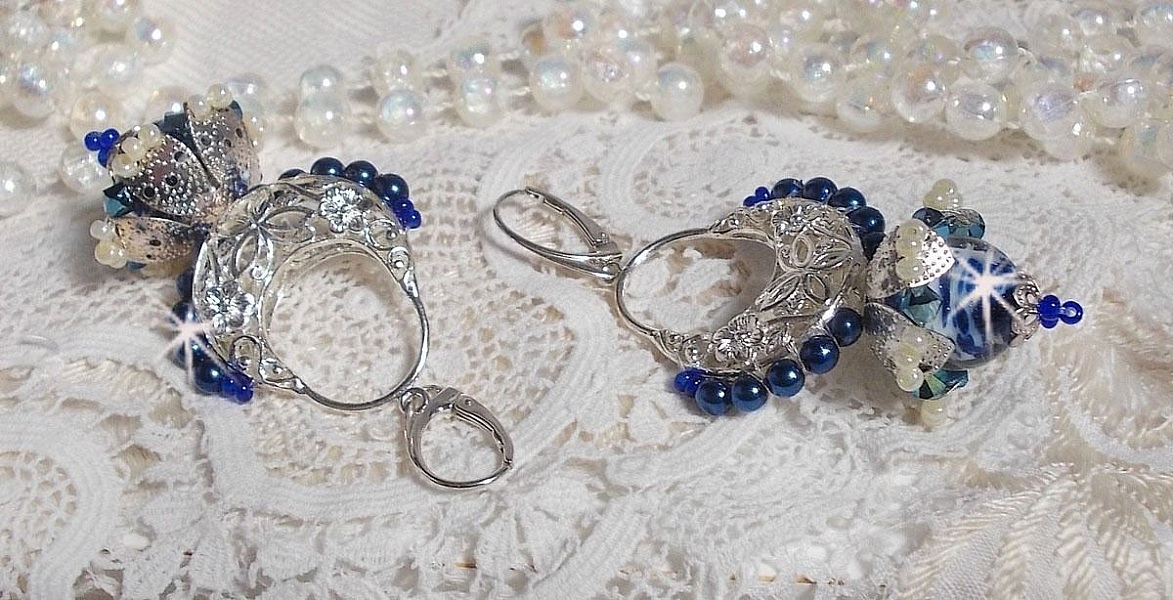 BO Lotus Flowers sont mont&eacute;es avec chandeliers demi-lune motif papillons et fleurs, perles de Venise, estampes, coupelles, toupies, rocailles et dormeuses en Argent 925