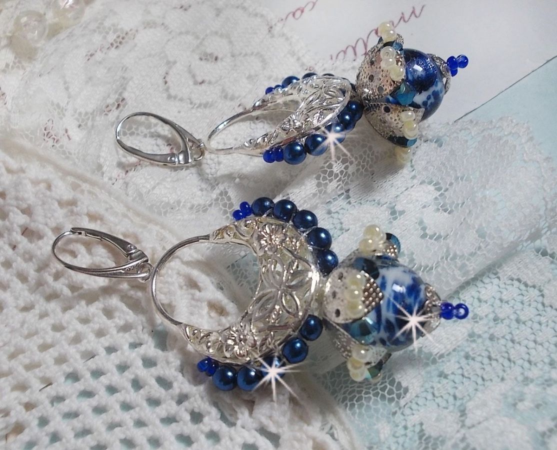 BO Lotus Flowers sont mont&eacute;es avec chandeliers demi-lune motif papillons et fleurs, perles de Venise, estampes, coupelles, toupies, rocailles et dormeuses en Argent 925