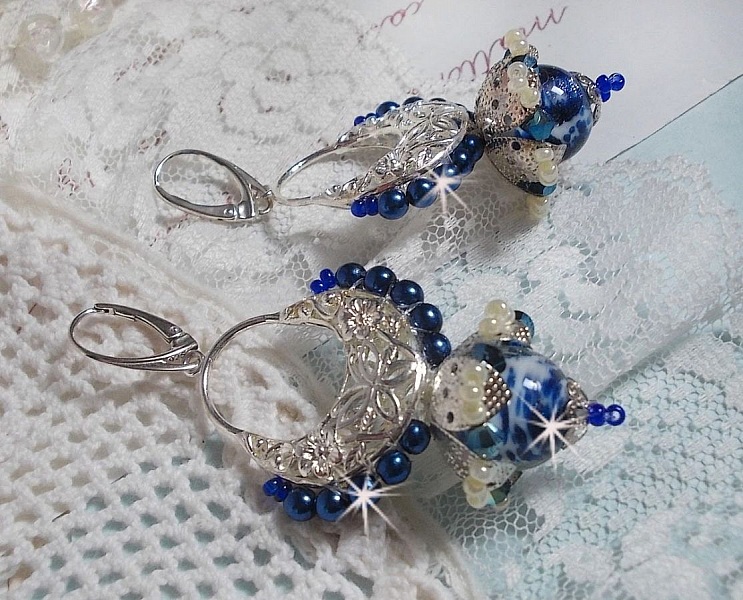 BO Lotus Flowers sont mont&eacute;es avec chandeliers demi-lune motif papillons et fleurs, perles de Venise, estampes, coupelles, toupies, rocailles et dormeuses en Argent 925