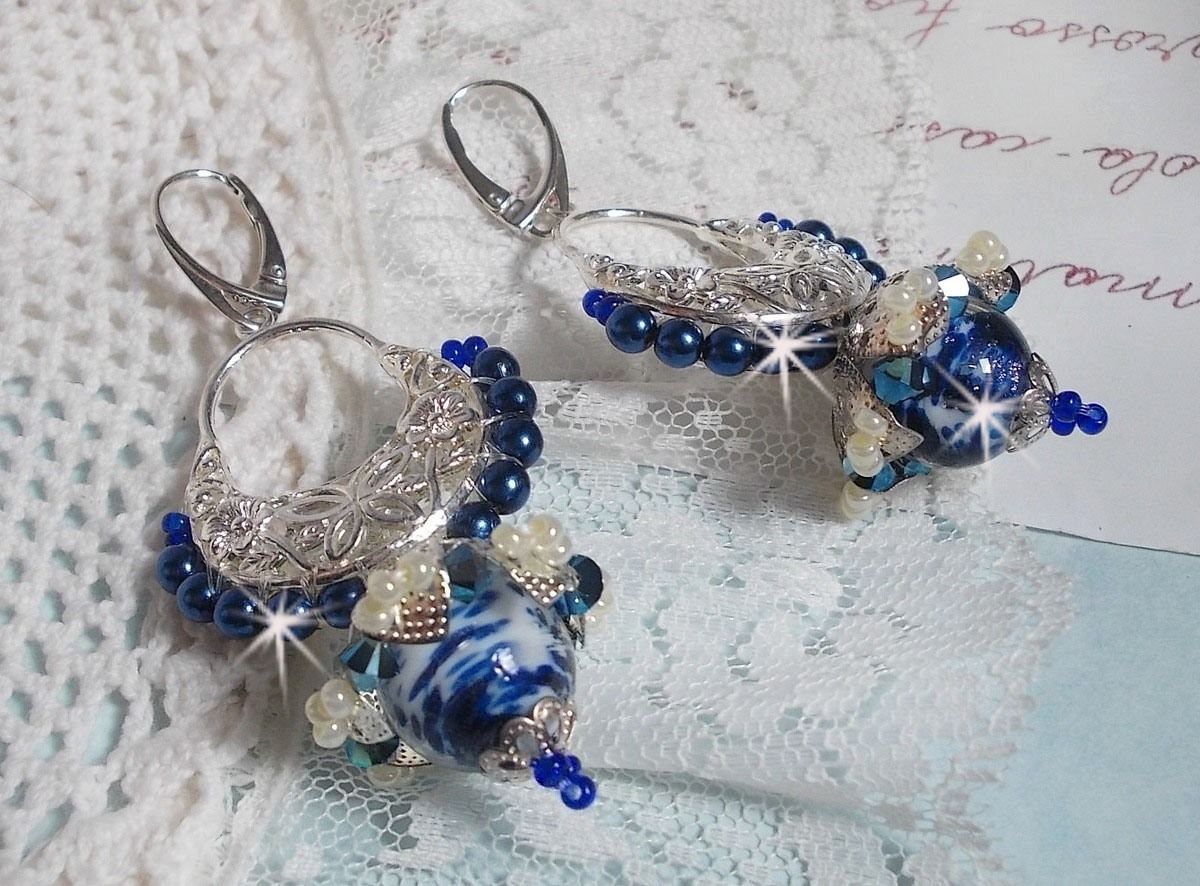 BO Lotus Flowers sont mont&eacute;es avec chandeliers demi-lune motif papillons et fleurs, perles de Venise, estampes, coupelles, toupies, rocailles et dormeuses en Argent 925