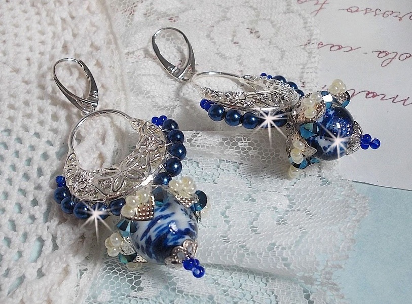 BO Lotus Flowers sont mont&eacute;es avec chandeliers demi-lune motif papillons et fleurs, perles de Venise, estampes, coupelles, toupies, rocailles et dormeuses en Argent 925