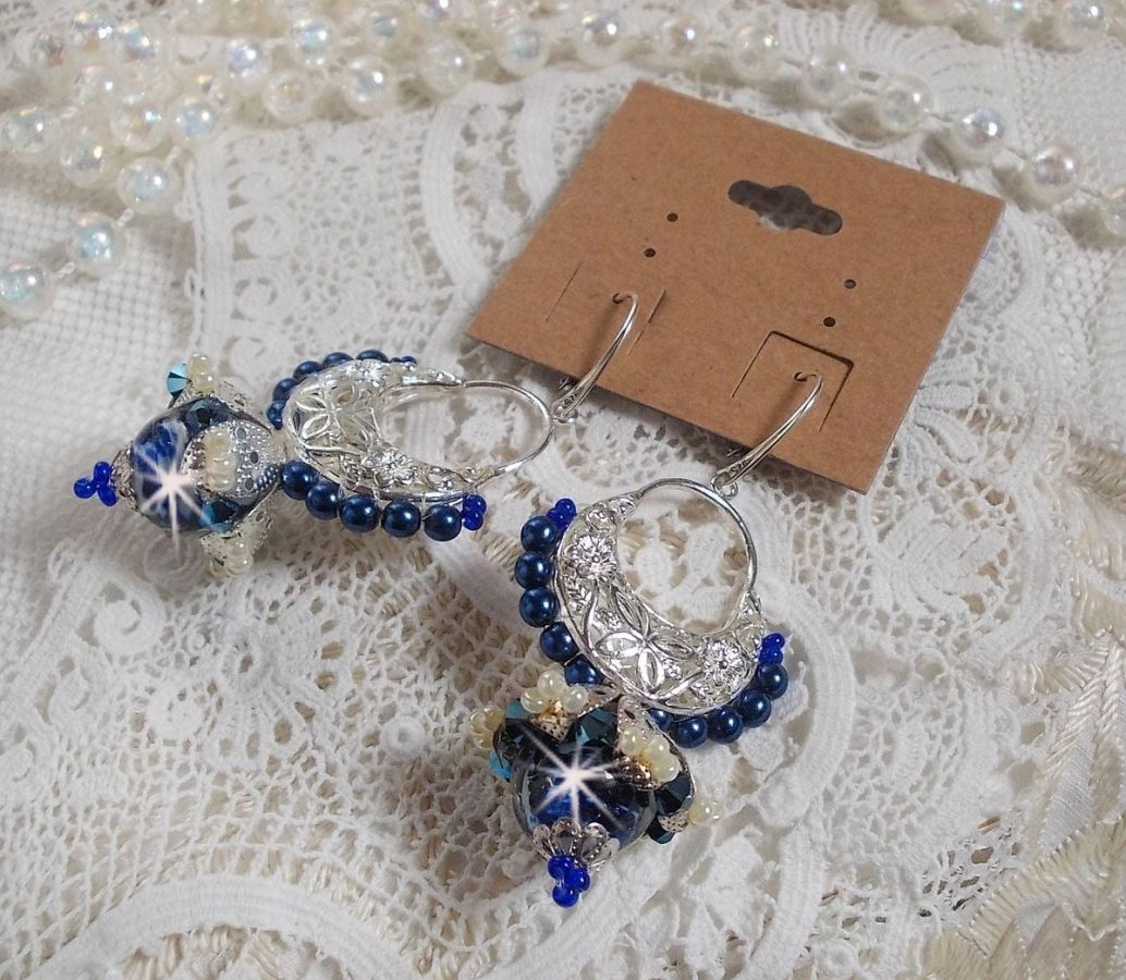 BO Lotus Flowers sont mont&eacute;es avec chandeliers demi-lune motif papillons et fleurs, perles de Venise, estampes, coupelles, toupies, rocailles et dormeuses en Argent 925