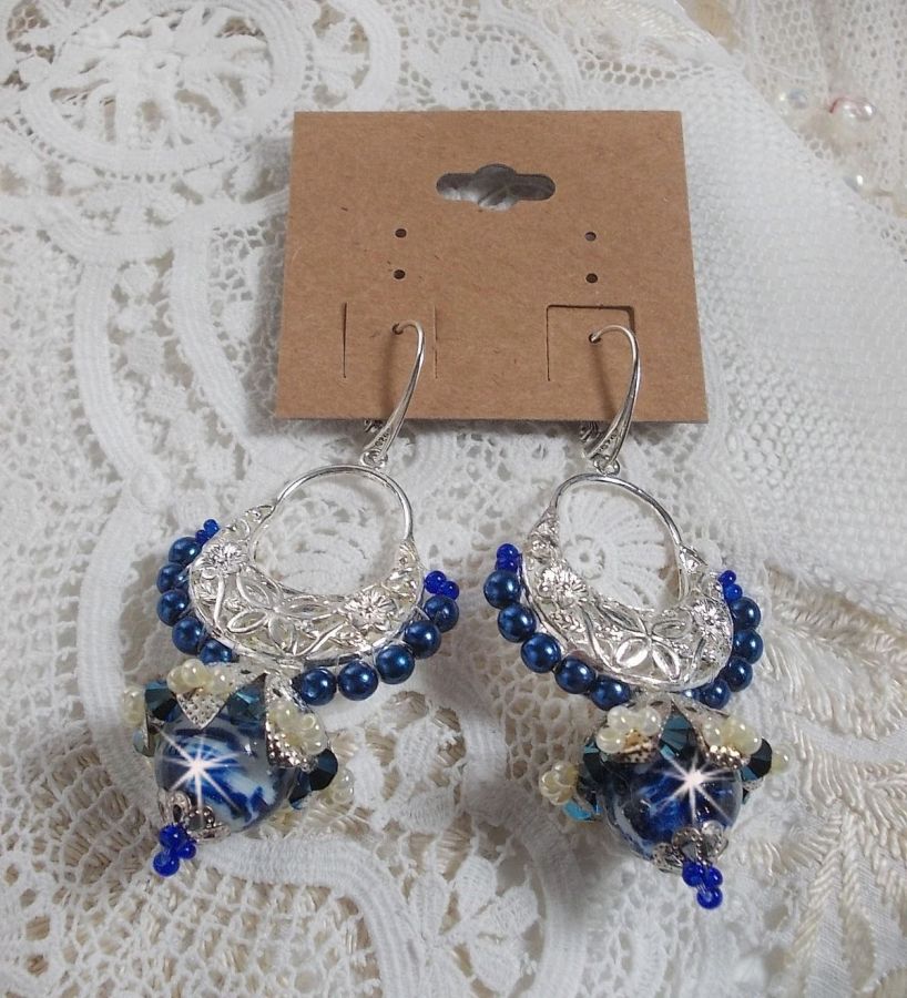BO Lotus Flowers sont mont&eacute;es avec chandeliers demi-lune motif papillons et fleurs, perles de Venise, estampes, coupelles, toupies, rocailles et dormeuses en Argent 925