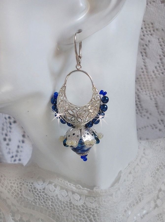 BO Lotus Flowers sont mont&eacute;es avec chandeliers demi-lune motif papillons et fleurs, perles de Venise, estampes, coupelles, toupies, rocailles et dormeuses en Argent 925