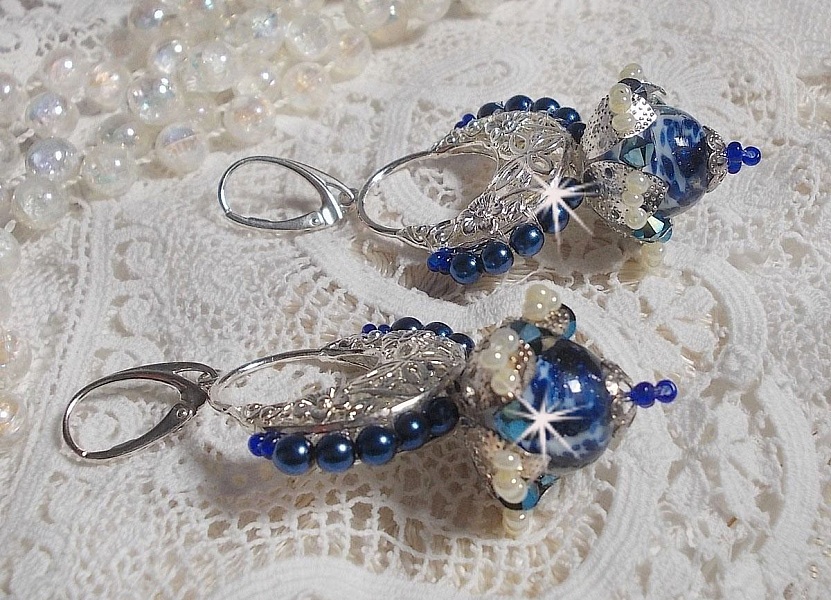 BO Lotus Flowers sont mont&eacute;es avec chandeliers demi-lune motif papillons et fleurs, perles de Venise, estampes, coupelles, toupies, rocailles et dormeuses en Argent 925