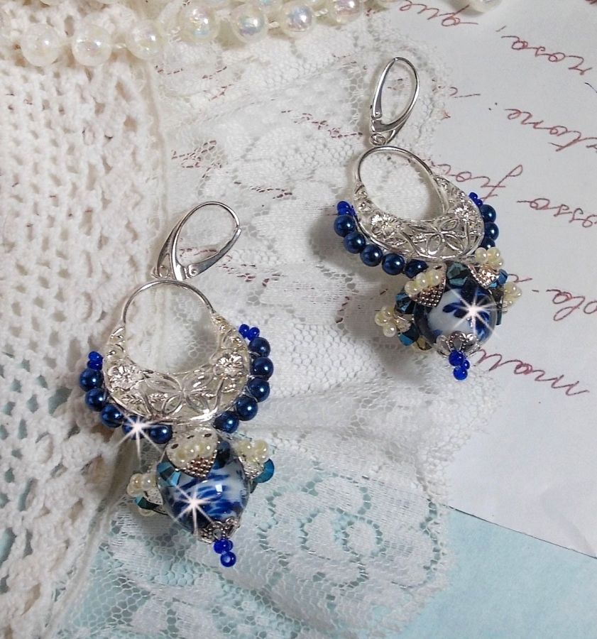 BO Lotus Flowers sont mont&eacute;es avec chandeliers demi-lune motif papillons et fleurs, perles de Venise, estampes, coupelles, toupies, rocailles et dormeuses en Argent 925