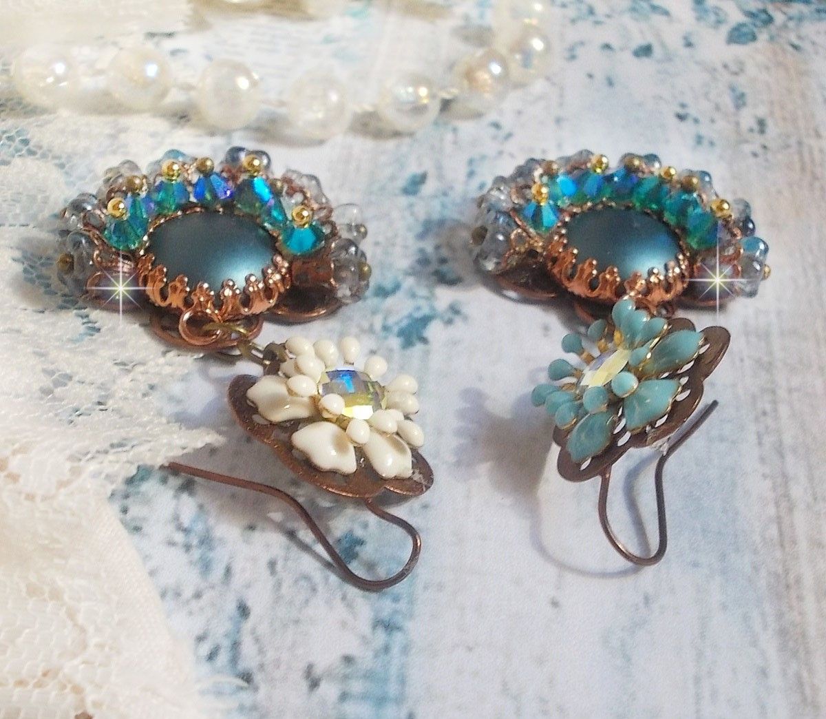 BO Lou Petrol cr&eacute;&eacute;es avec cristaux de Swarovski, perles en verre et fleurs &eacute;poxy 