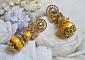 BO Lumi&egrave;re Opale Jaune avec des perles potirons jaunes &agrave; laquelle s&rsquo;ajoute des fleurs, cabochons en cristal, coupelles et perles rondes. Mont&eacute;s sur clous d&rsquo;oreilles en M&eacute;tal. Un style moderne