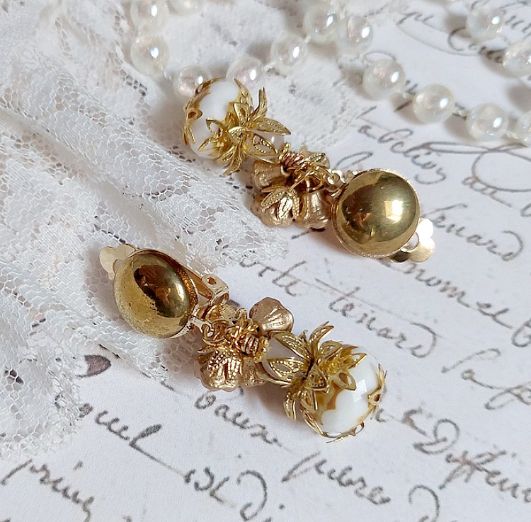  BO Lumi&egrave;re Opale White cr&eacute;&eacute;es avec perles verres, perles de gemme et clips en laiton dor&eacute;