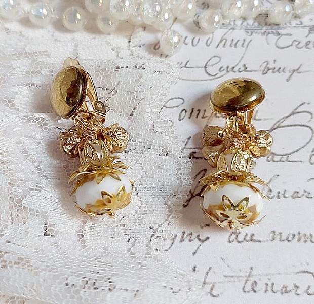  BO Lumi&egrave;re Opale White cr&eacute;&eacute;es avec perles verres, perles de gemme et clips en laiton dor&eacute;