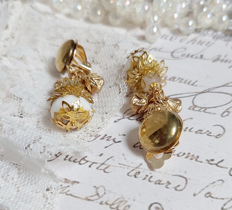  BO Lumi&egrave;re Opale White cr&eacute;&eacute;es avec perles verres, perles de gemme et clips en laiton dor&eacute;