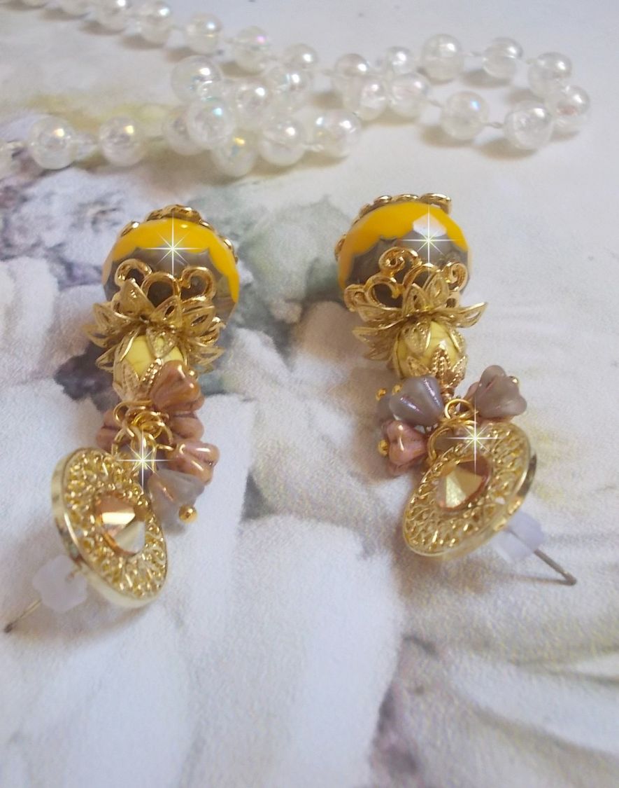 BO Lumi&egrave;re Opale Jaune avec des perles potirons jaunes &agrave; laquelle s&rsquo;ajoute des fleurs, cabochons en cristal, coupelles et perles rondes. Mont&eacute;s sur clous d&rsquo;oreilles en M&eacute;tal. Un style moderne
