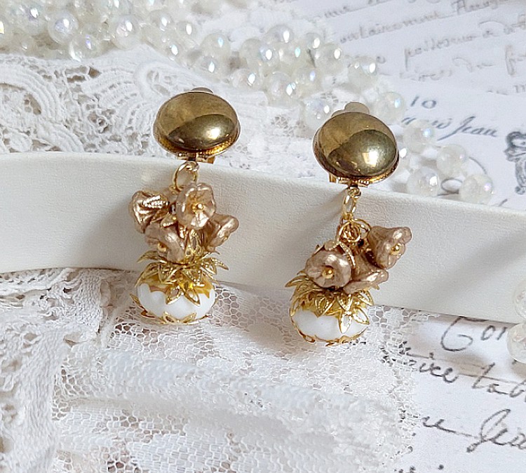  BO Lumi&egrave;re Opale White cr&eacute;&eacute;es avec perles verres, perles de gemme et clips en laiton dor&eacute;