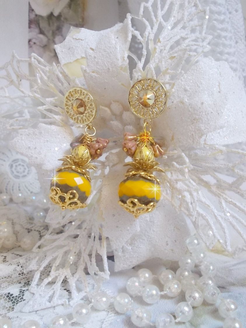 BO Lumi&egrave;re Opale Jaune avec des perles potirons jaunes &agrave; laquelle s&rsquo;ajoute des fleurs, cabochons en cristal, coupelles et perles rondes. Mont&eacute;s sur clous d&rsquo;oreilles en M&eacute;tal. Un style moderne
