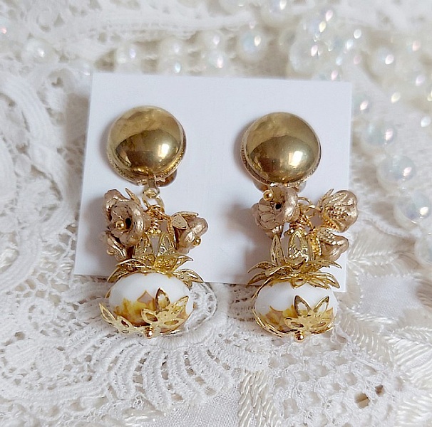  BO Lumi&egrave;re Opale White cr&eacute;&eacute;es avec perles verres, perles de gemme et clips en laiton dor&eacute;