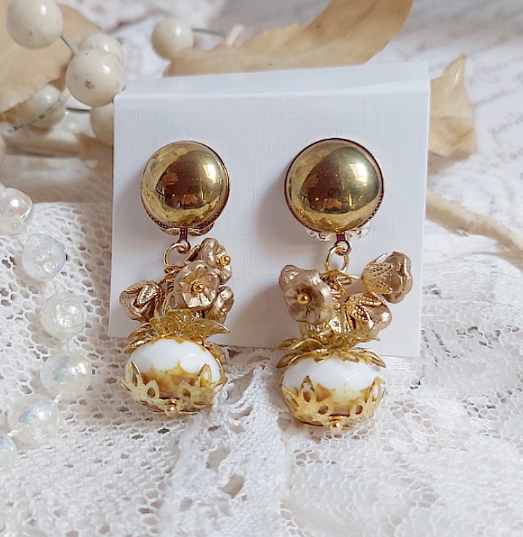  BO Lumi&egrave;re Opale White cr&eacute;&eacute;es avec perles verres, perles de gemme et clips en laiton dor&eacute;