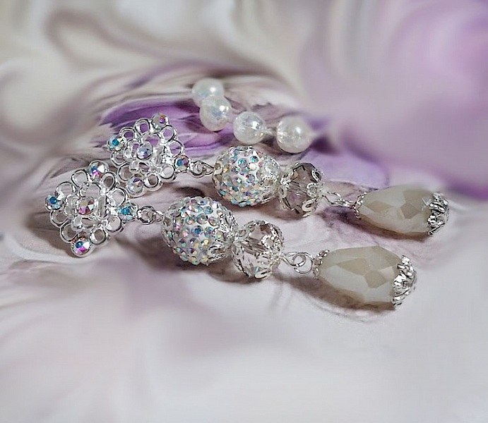 Boucles d'oreilles pendantes en perles strass et cristal Swarovski.