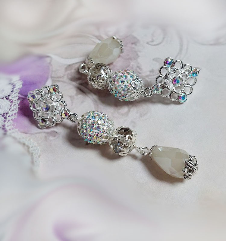 Boucles d'oreilles pendantes en strass et perles Swarovski scintillantes.