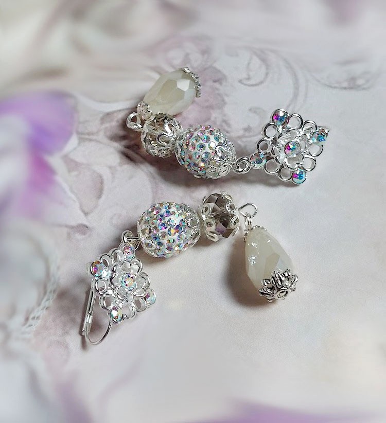 Boucles d'oreilles pendantes avec perles strass et cristal Swarovski.