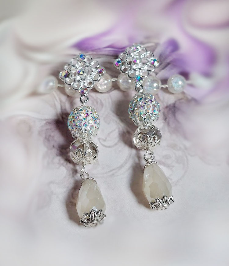 Boucles d'oreilles pendantes en perles strass et cristal Swarovski.