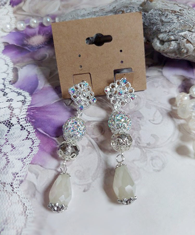 Boucles d'oreilles pendantes en perles strass et cristal Swarovski.