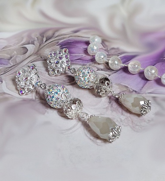 Boucles d'oreilles pendantes scintillantes avec perles et strass Swarovski.