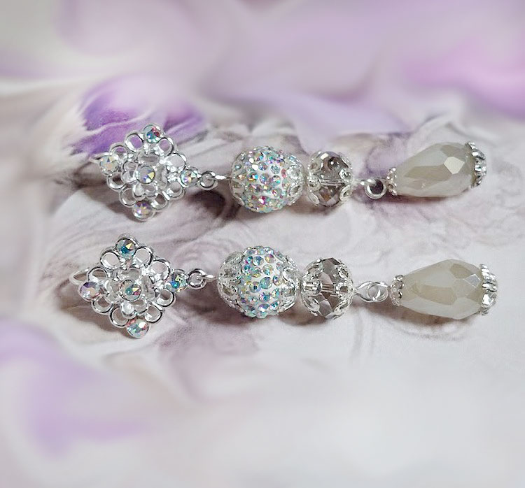 Boucles d'oreilles pendantes scintillantes avec perles strass et cristal.