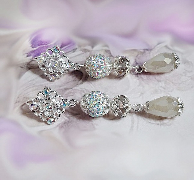 Boucles d'oreilles pendantes scintillantes avec perles strass et cristal.
