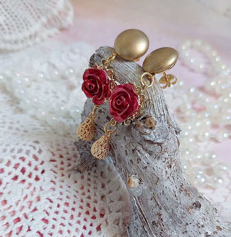 BO Lya Roses compos&eacute;es de breloques laitons, pendentifs avec roses m&eacute;tal, perles verres et clous en laiton