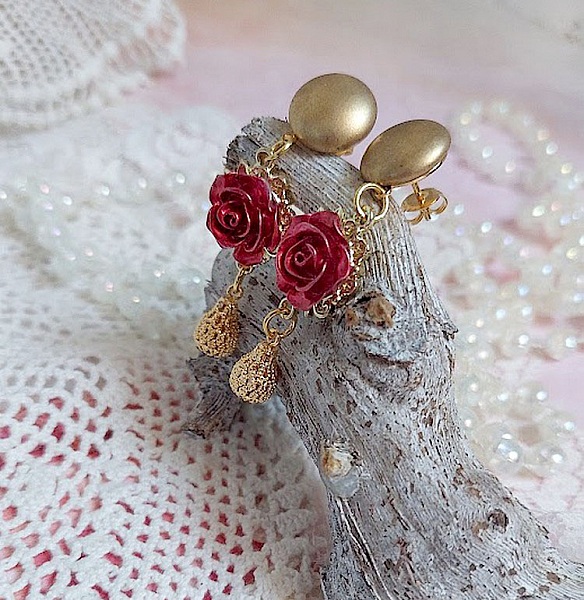 BO Lya Roses compos&eacute;es de breloques laitons, pendentifs avec roses m&eacute;tal, perles verres et clous en laiton