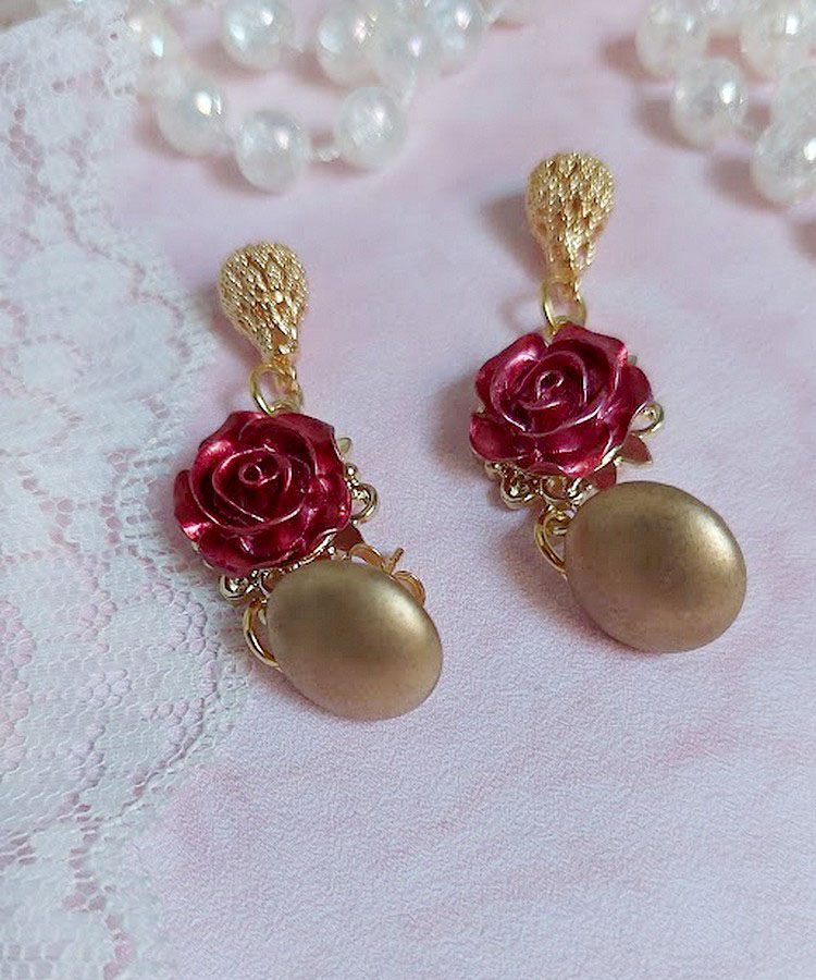 BO Lya Roses compos&eacute;es de breloques laitons, pendentifs avec roses m&eacute;tal, perles verres et clous en laiton