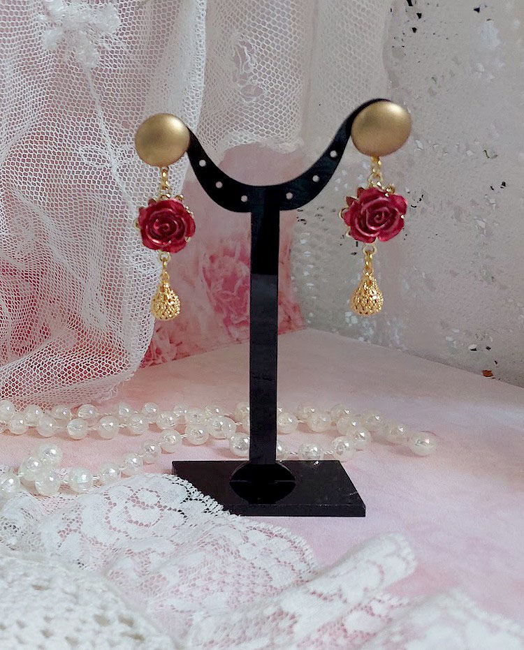 BO Lya Roses compos&eacute;es de breloques laitons, pendentifs avec roses m&eacute;tal, perles verres et clous en laiton