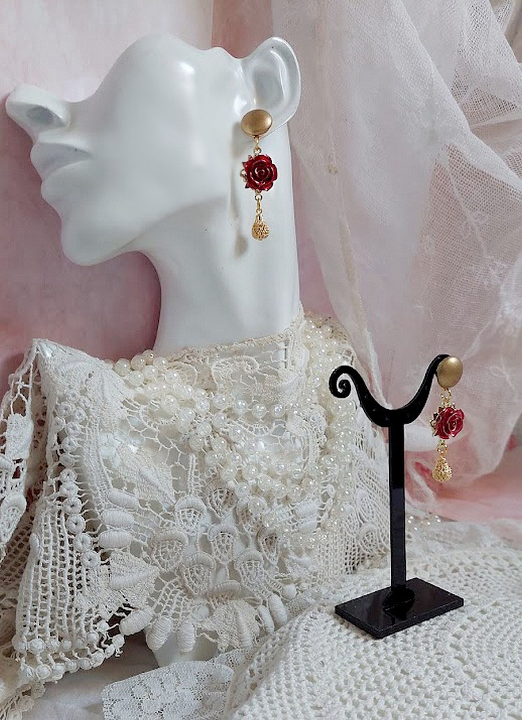 BO Lya Roses compos&eacute;es de breloques laitons, pendentifs avec roses m&eacute;tal, perles verres et clous en laiton