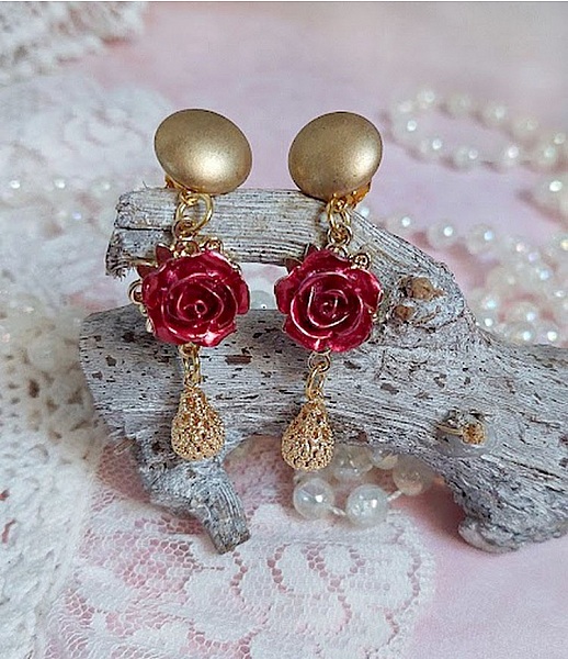 BO Lya Roses compos&eacute;es de breloques laitons, pendentifs avec roses m&eacute;tal, perles verres et clous en laiton
