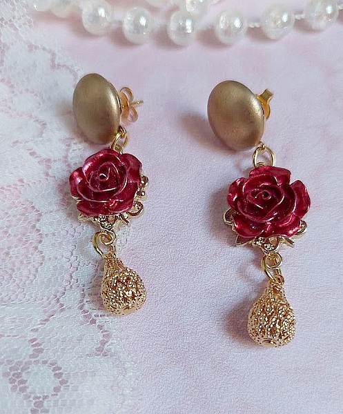 BO Lya Roses compos&eacute;es de breloques laitons, pendentifs avec roses m&eacute;tal, perles verres et clous en laiton