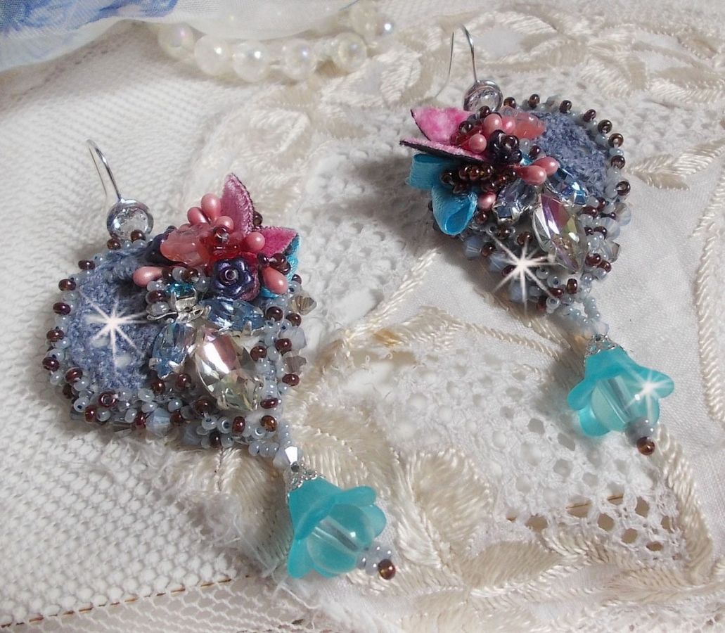 BO Mademoiselle Bluse Haute-Couture brod&eacute;es avec des Cristaux de Swarovski, des fleurs en verre de Boh&egrave;me, de la dentelle Grise et des rocailles