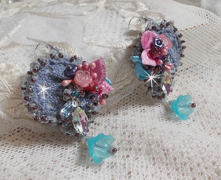BO Mademoiselle Bluse Haute-Couture brod&eacute;es avec des Cristaux de Swarovski, des fleurs en verre de Boh&egrave;me, de la dentelle Grise et des rocailles