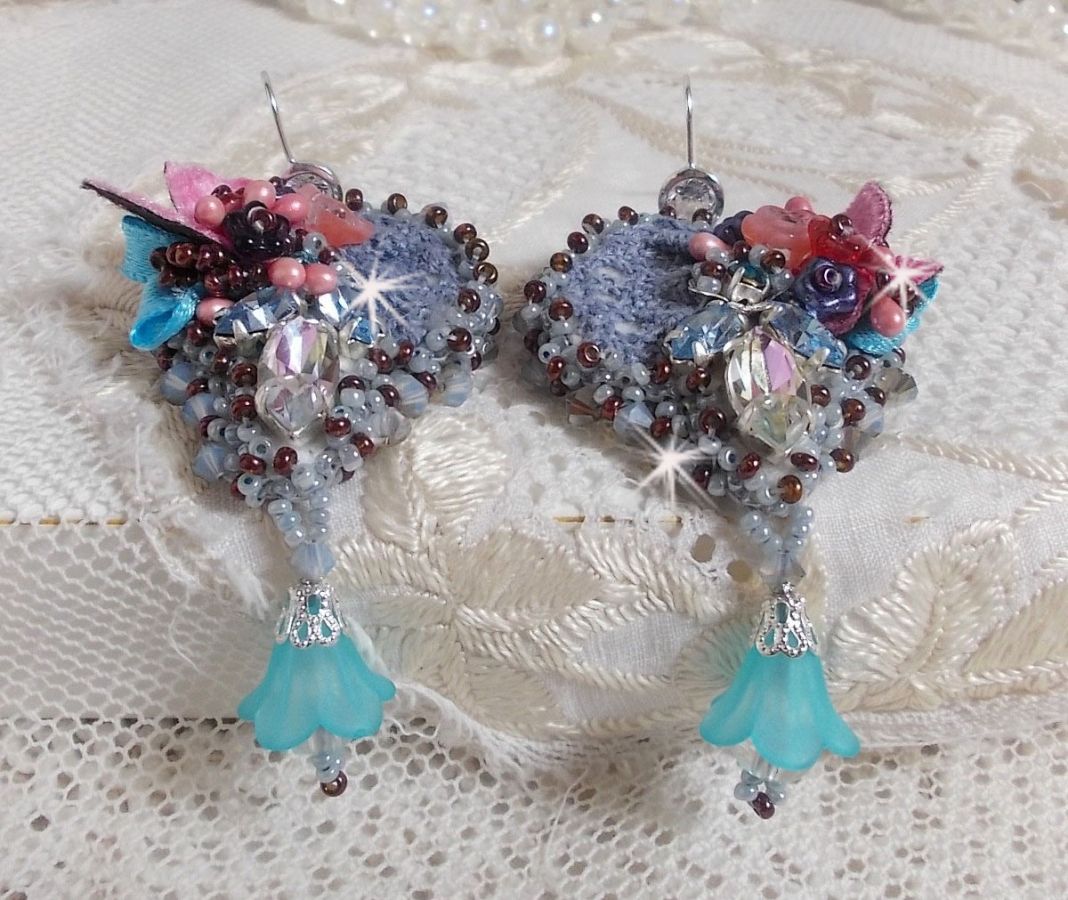 BO Mademoiselle Bluse Haute-Couture brod&eacute;es avec des Cristaux de Swarovski, des fleurs en verre de Boh&egrave;me, de la dentelle Grise et des rocailles