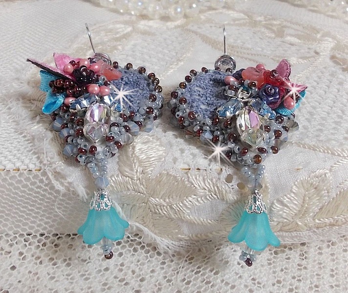 BO Mademoiselle Bluse Haute-Couture brod&eacute;es avec des Cristaux de Swarovski, des fleurs en verre de Boh&egrave;me, de la dentelle Grise et des rocailles