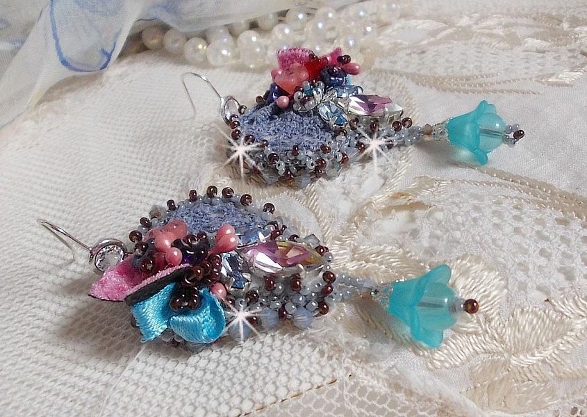 BO Mademoiselle Bluse Haute-Couture brod&eacute;es avec des Cristaux de Swarovski, des fleurs en verre de Boh&egrave;me, de la dentelle Grise et des rocailles