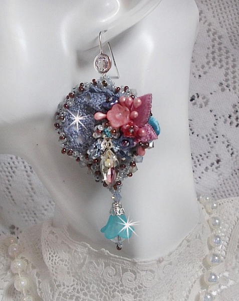 BO Mademoiselle Bluse Haute-Couture brod&eacute;es avec des Cristaux de Swarovski, des fleurs en verre de Boh&egrave;me, de la dentelle Grise et des rocailles