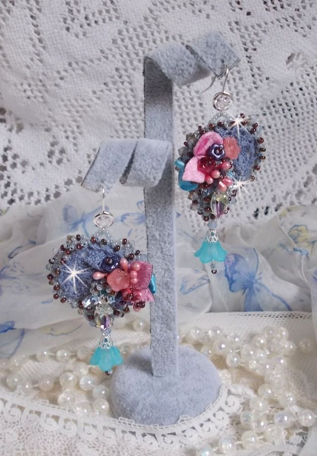 BO Mademoiselle Bluse Haute-Couture brod&eacute;es avec des Cristaux de Swarovski, des fleurs en verre de Boh&egrave;me, de la dentelle Grise et des rocailles