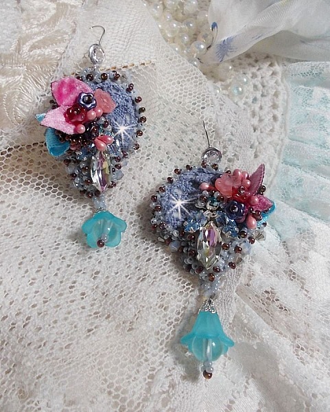 BO Mademoiselle Bluse Haute-Couture brod&eacute;es avec des Cristaux de Swarovski, des fleurs en verre de Boh&egrave;me, de la dentelle Grise et des rocailles