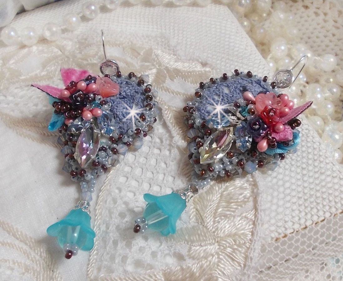 BO Mademoiselle Bluse Haute-Couture brod&eacute;es avec des Cristaux de Swarovski, des fleurs en verre de Boh&egrave;me, de la dentelle Grise et des rocailles
