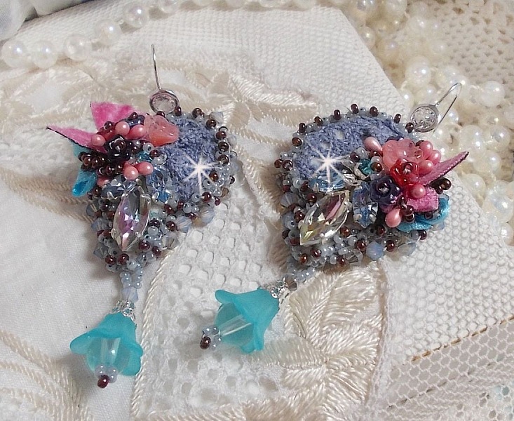 BO Mademoiselle Bluse Haute-Couture brod&eacute;es avec des Cristaux de Swarovski, des fleurs en verre de Boh&egrave;me, de la dentelle Grise et des rocailles